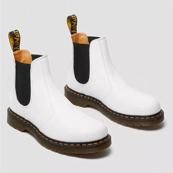 New Dr. Martens 2976 Chelsea Boot. - Picture 1 of 10